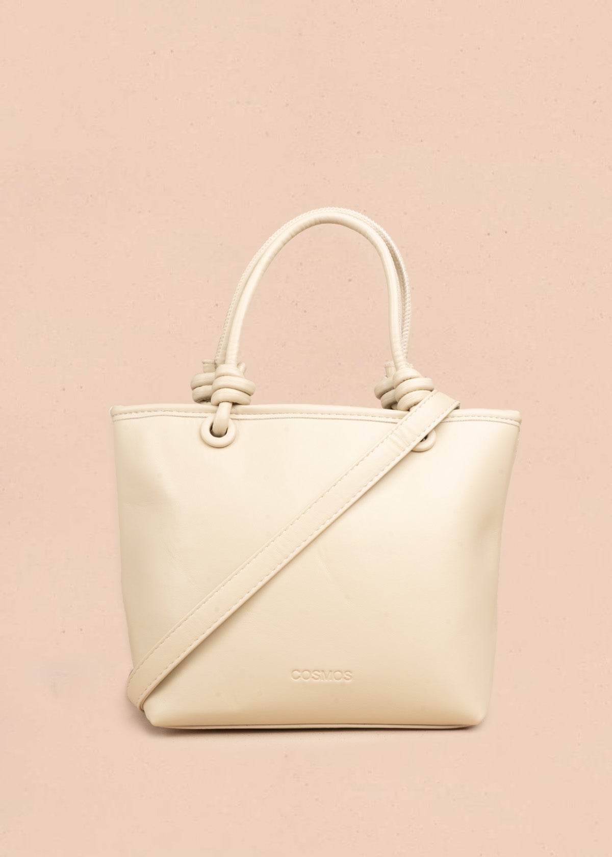 Cartera color beige tipo tote con textura trenzada y correa larga  107169