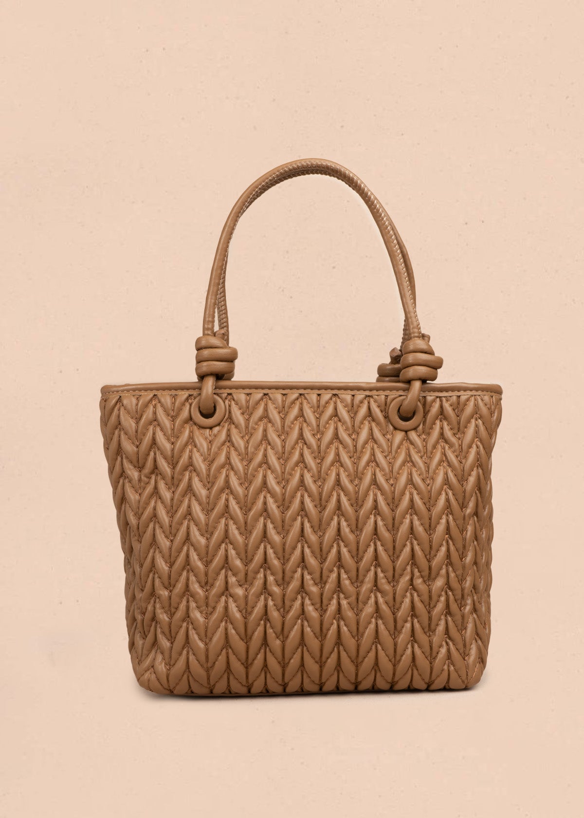 Cartera color café tipo tote con textura trenzada y correa larga 107169