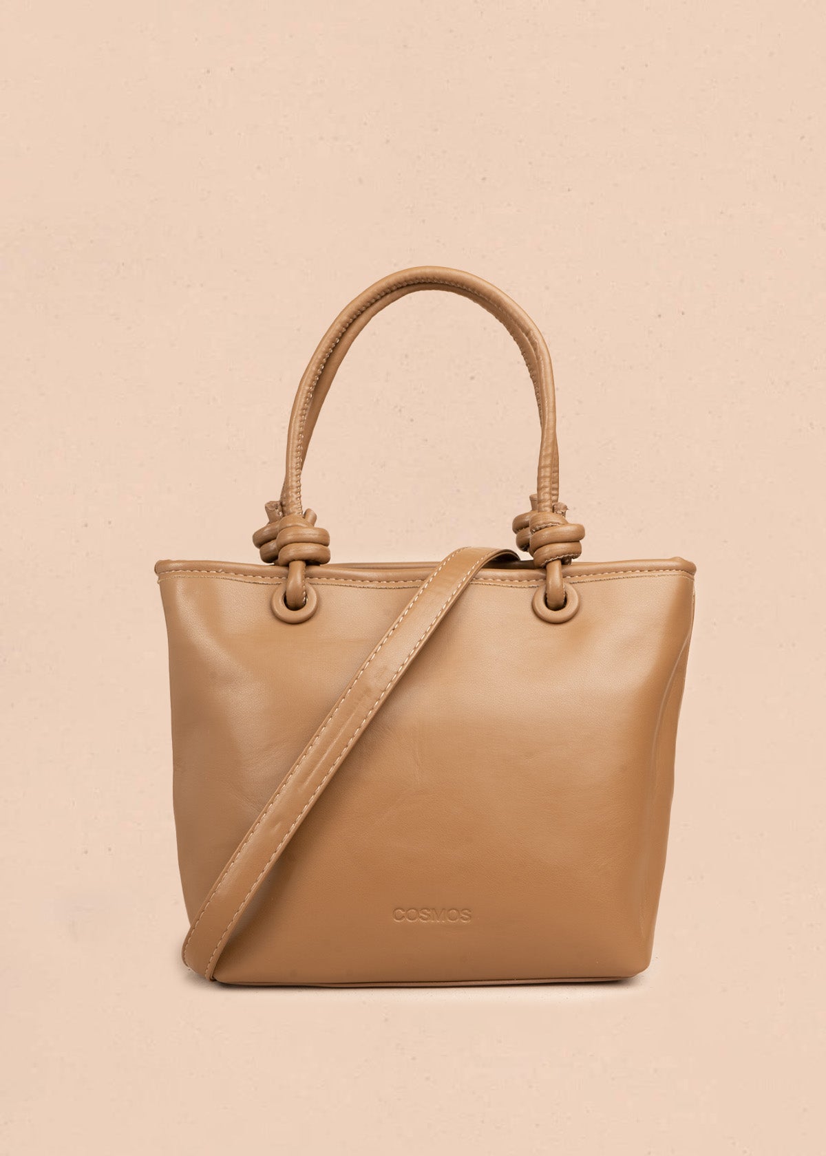 Cartera color café tipo tote con textura trenzada y correa larga 107169