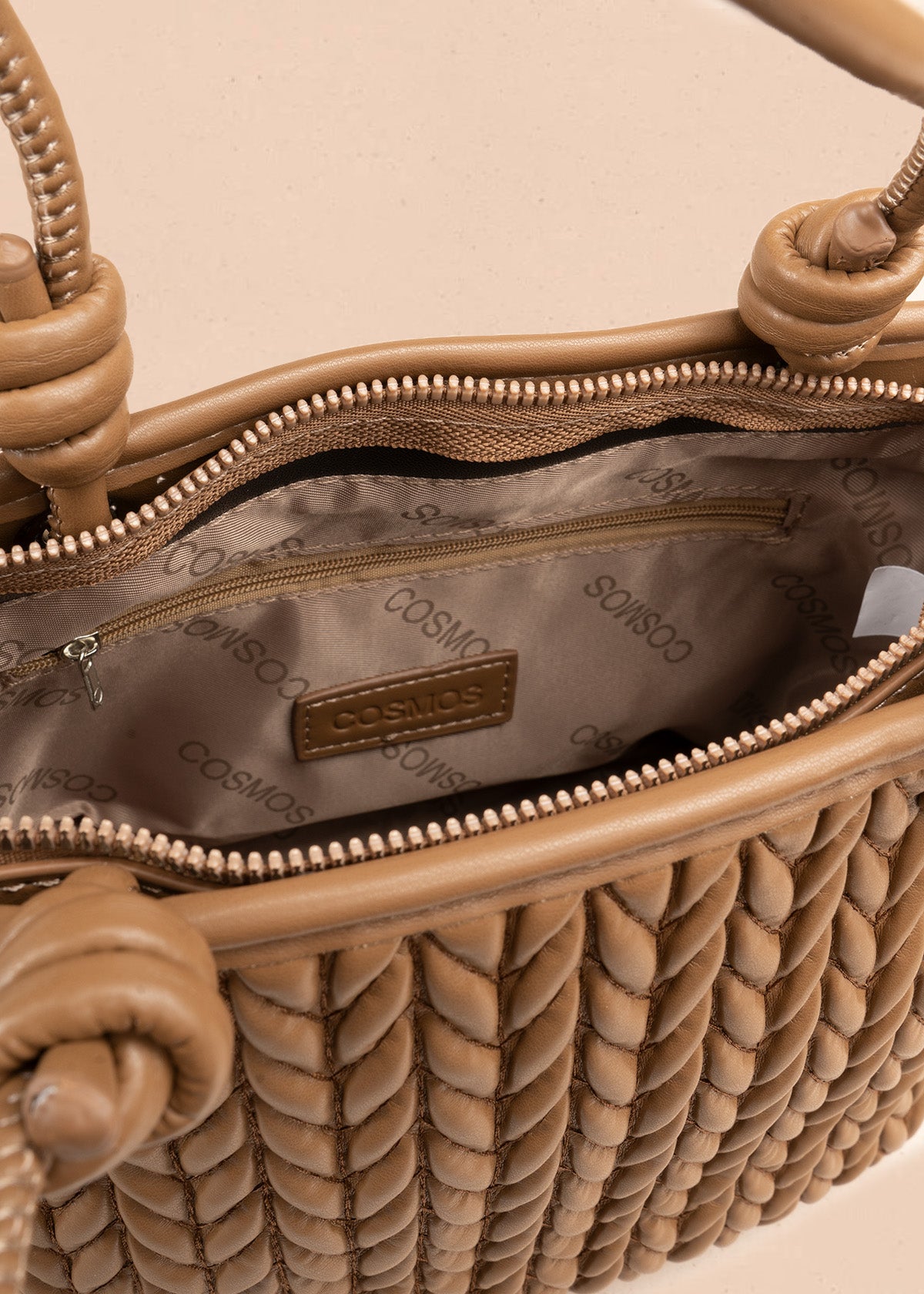 Cartera color café tipo tote con textura trenzada y correa larga 107169