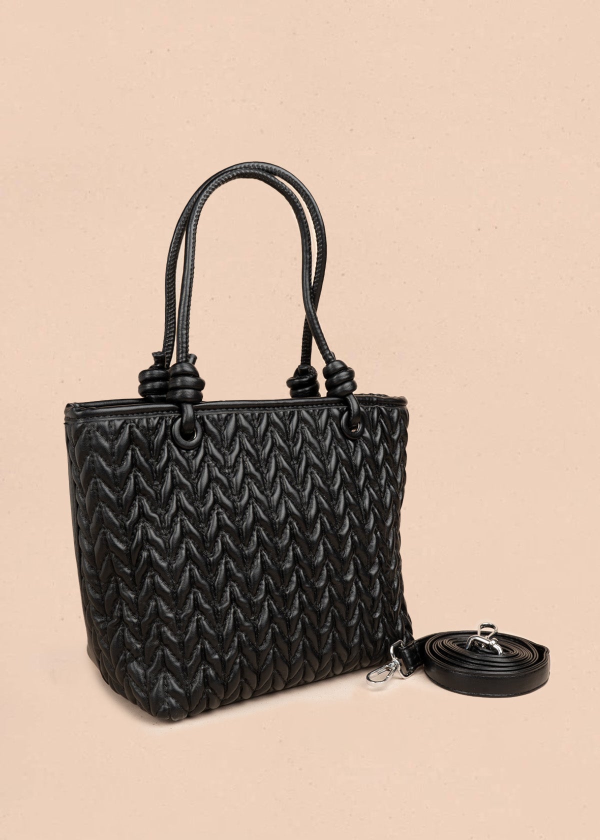Cartera color negro tipo tote con textura trenzada y correa larga 107169
