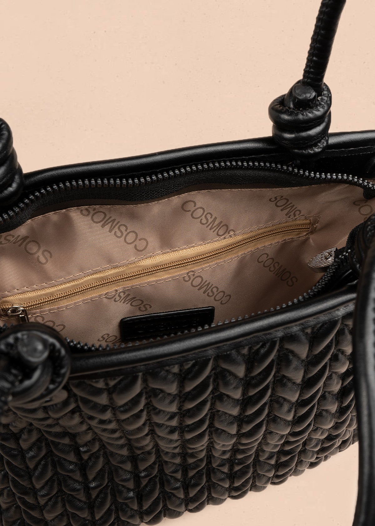 Cartera color negro tipo tote con textura trenzada y correa larga 107169
