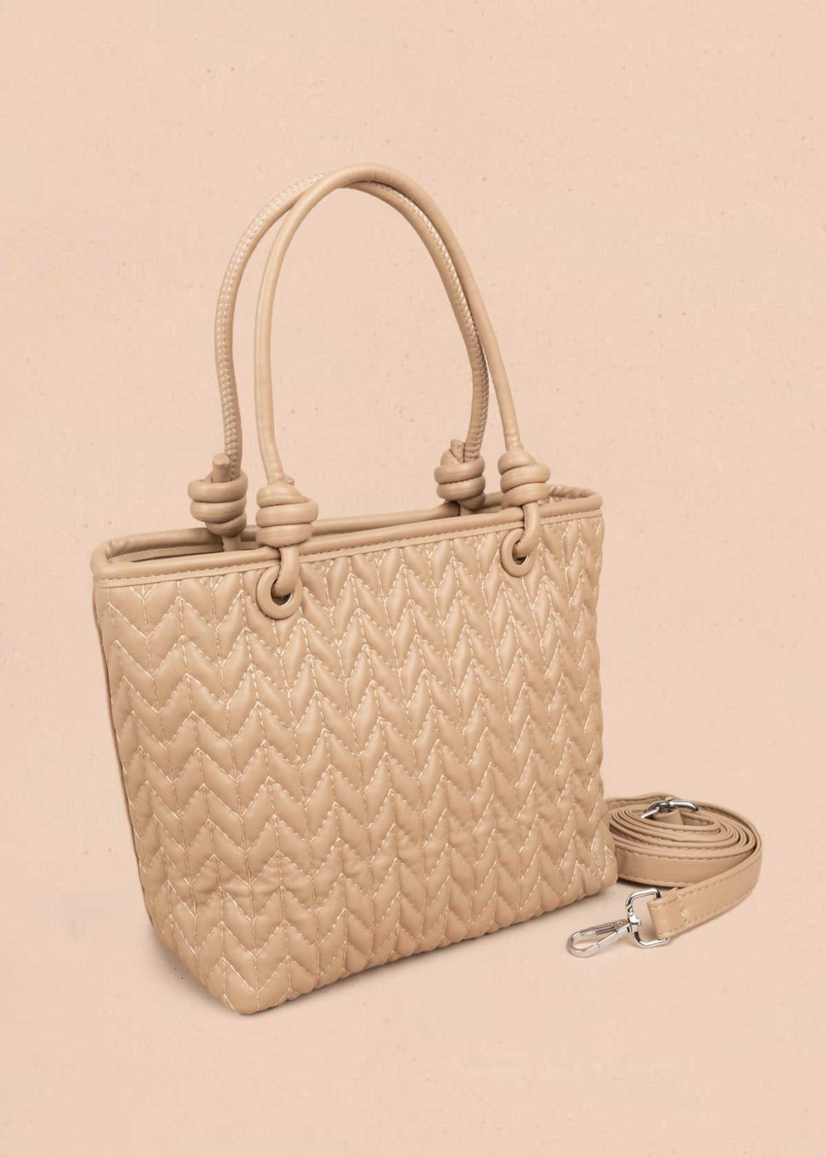 Cartera color taupe tipo tote con textura trenzada y correa larga 107169