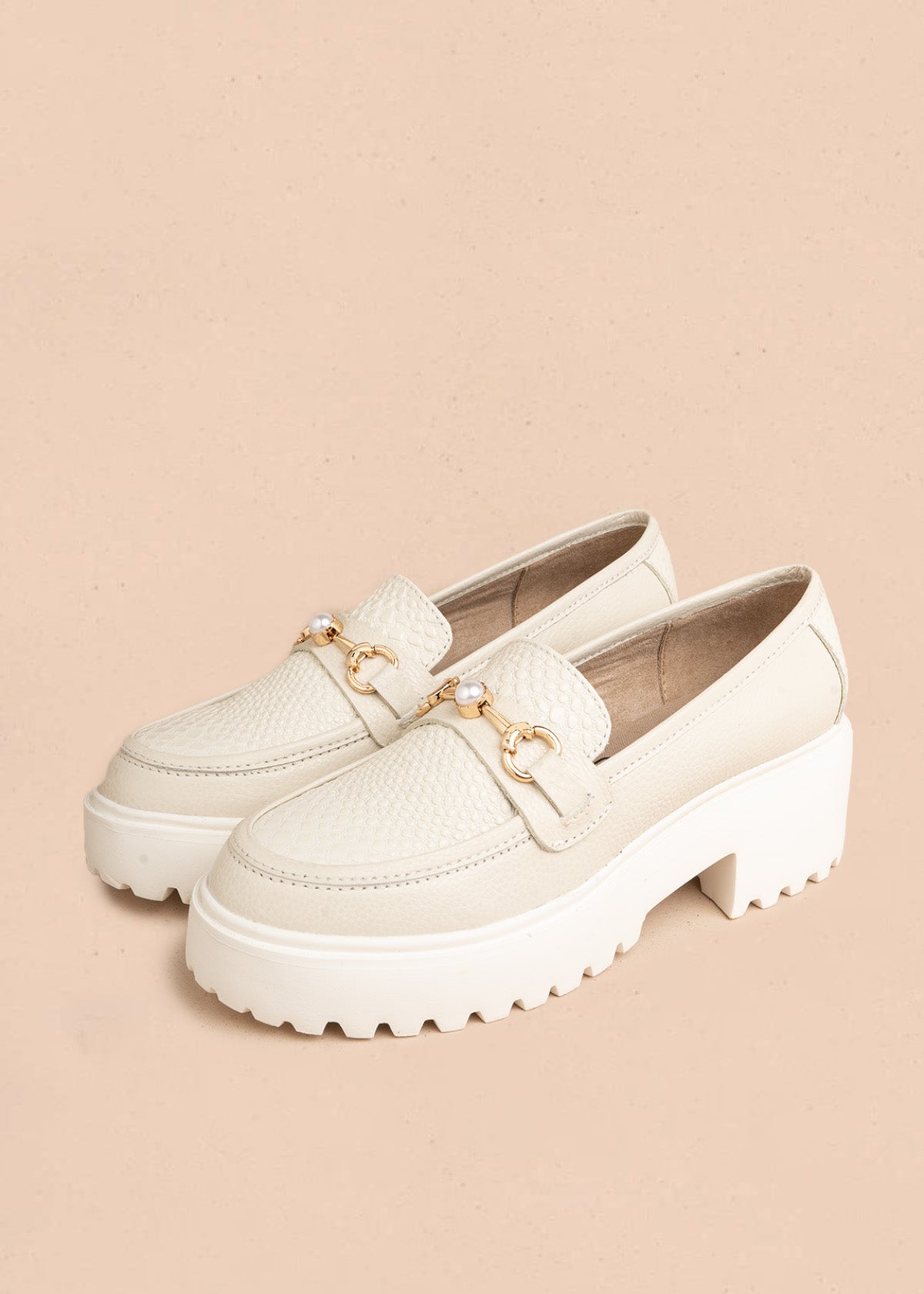 Mocasín en cuero color talco con textura de serpiente y herraje con perla 107174
