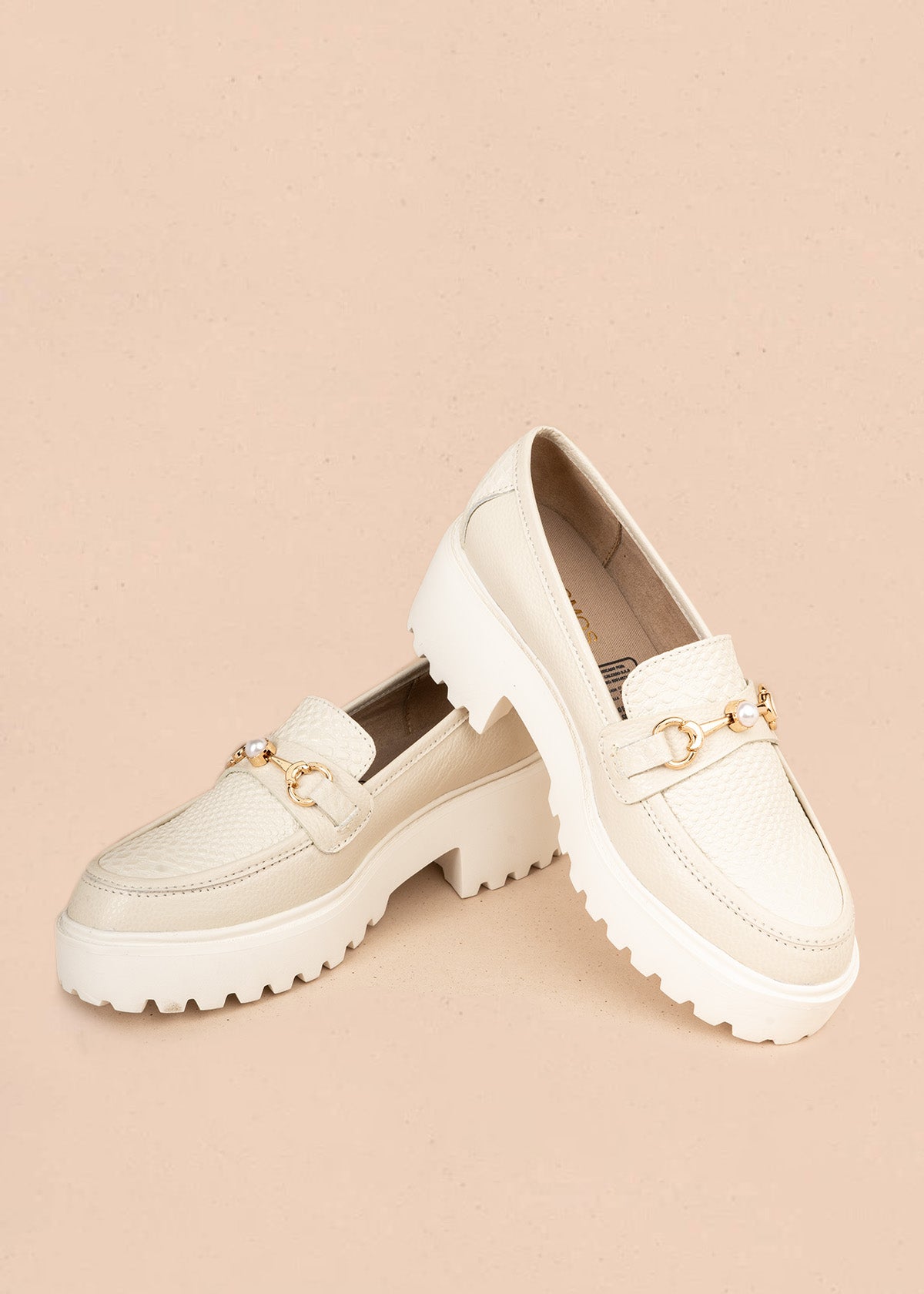 Mocasín en cuero color talco con textura de serpiente y herraje con perla 107174