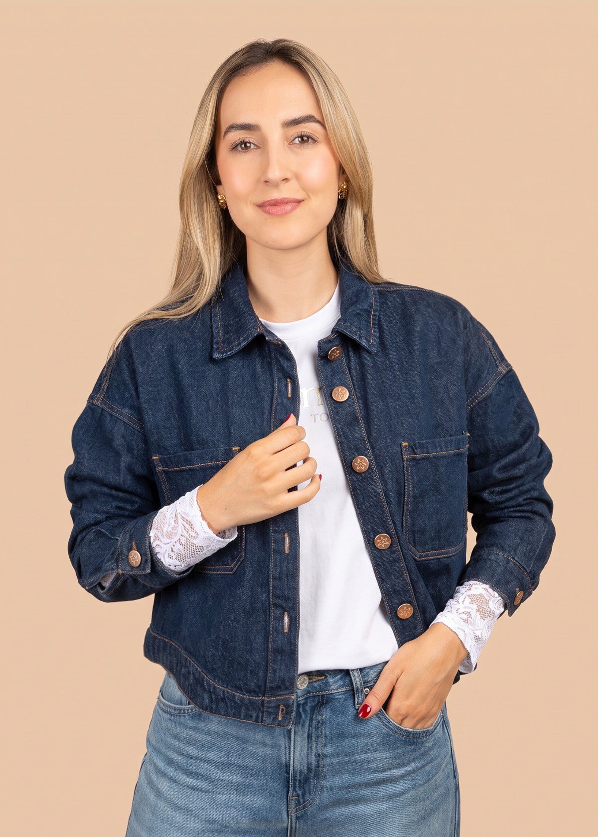 Chaqueta corta índigo color azul oscuro con bolsillos y botones cobrizos 107200