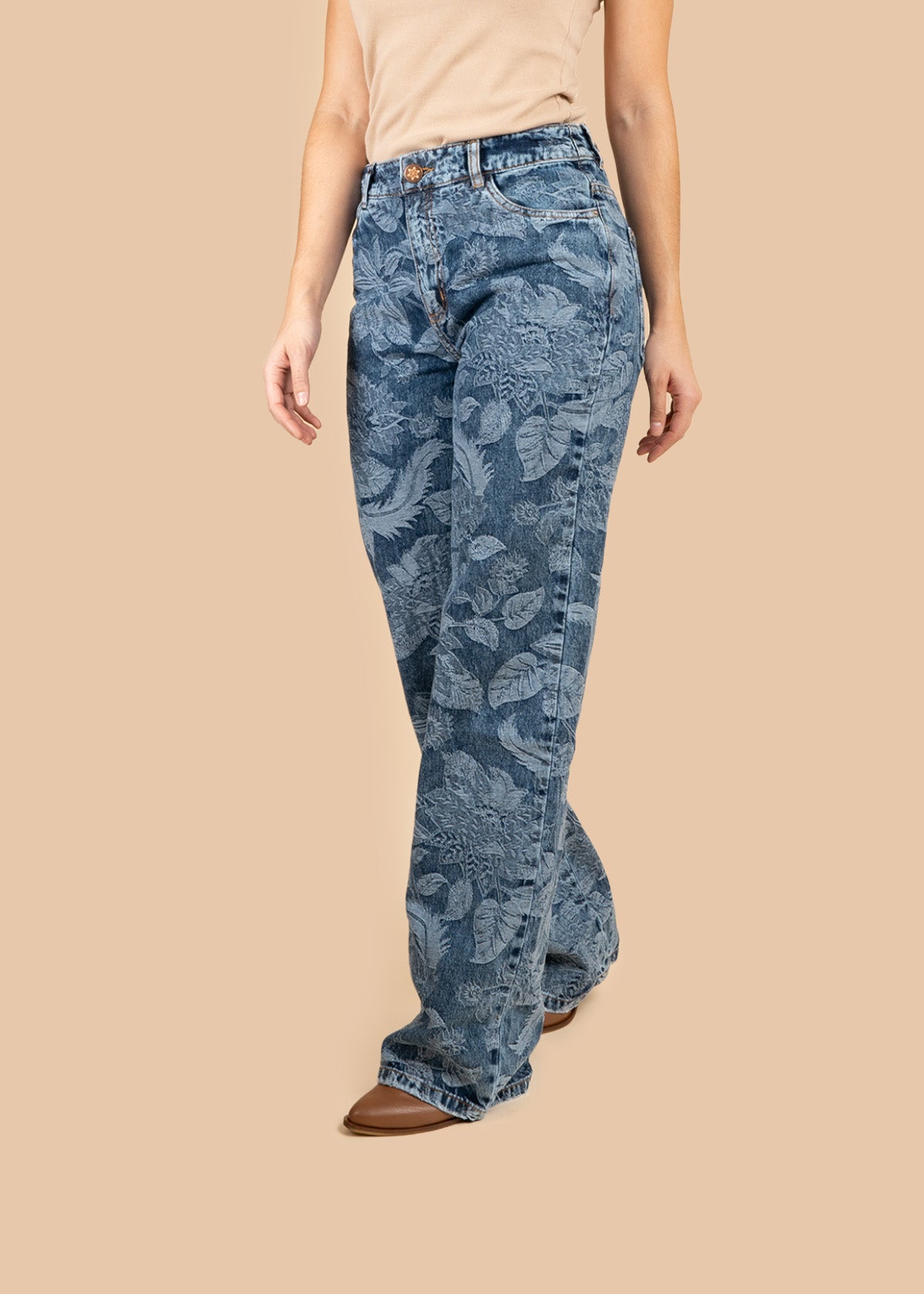 Jean azul estampado floral de corte recto 107203