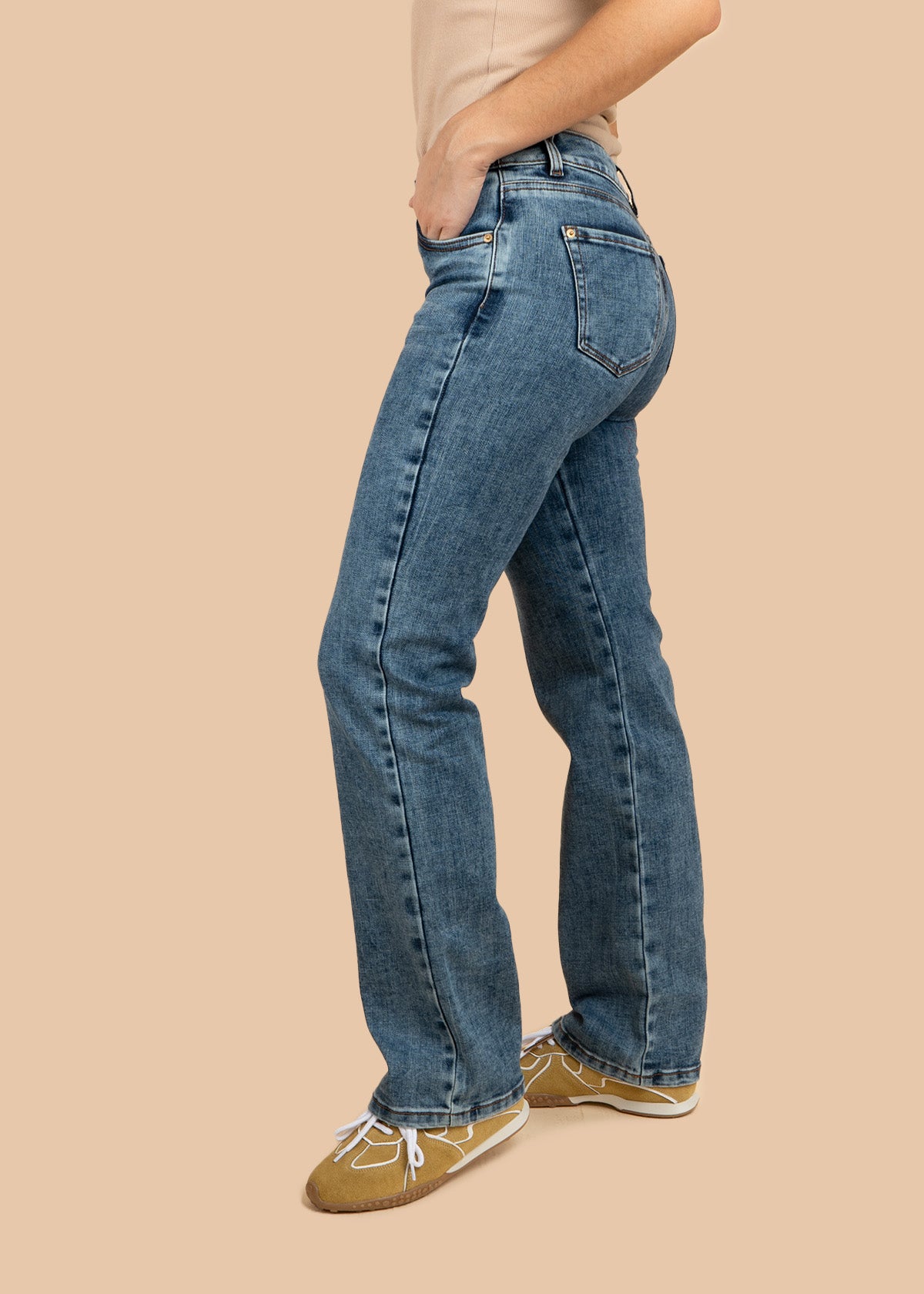 Jean azul oscuro de bota recta tiro alto 107205