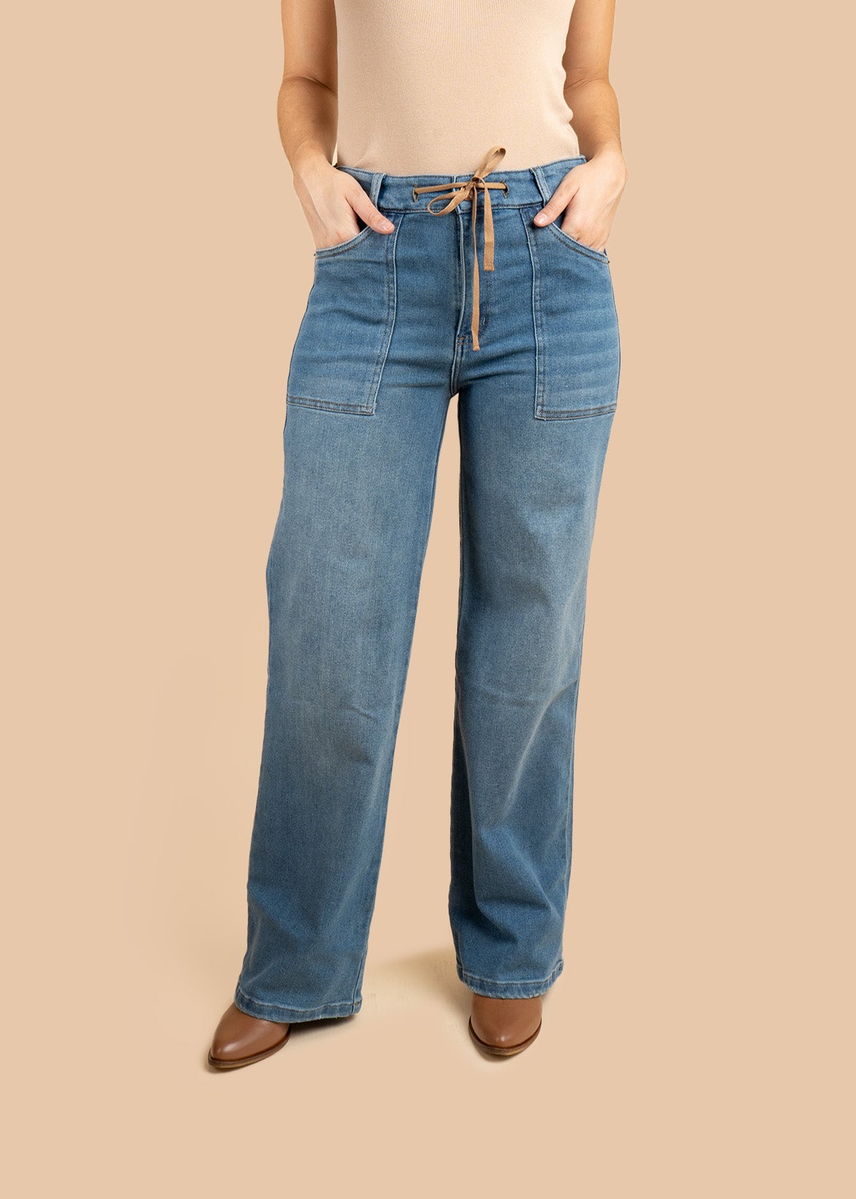 Jean color azul wide leg con cordón café en la cintura 107207