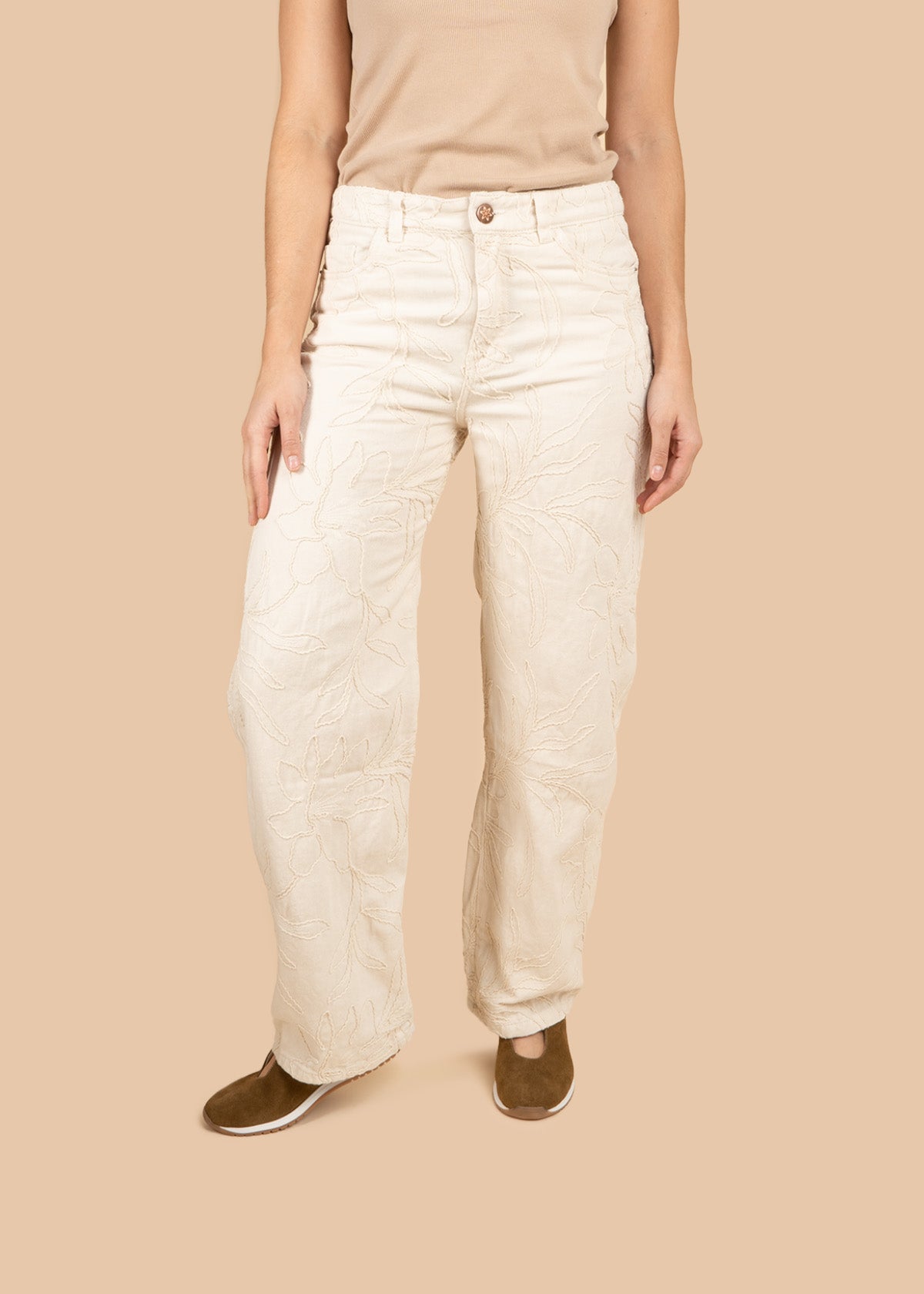 Jean color beige con corte bota recta y bordado floral en relieve 107221
