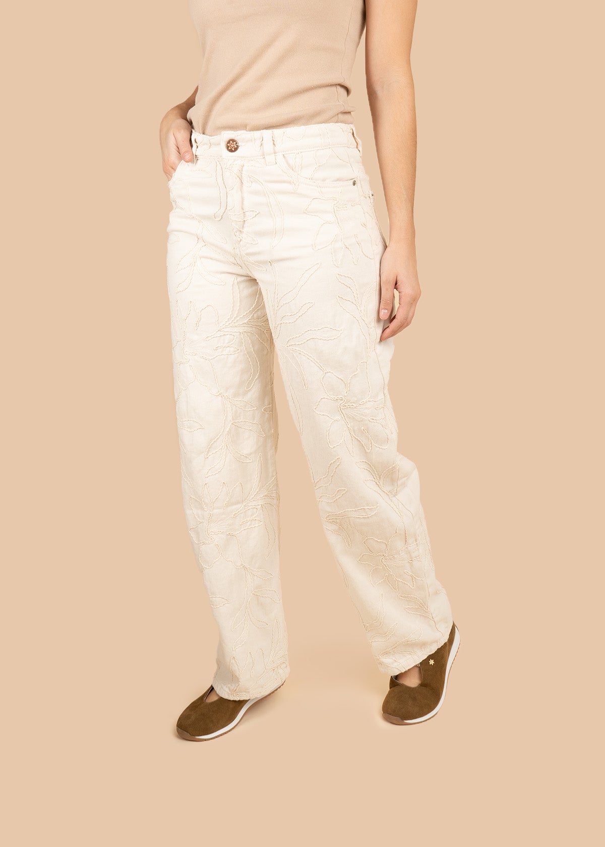 Jean color beige con corte bota recta y bordado floral en relieve 107221