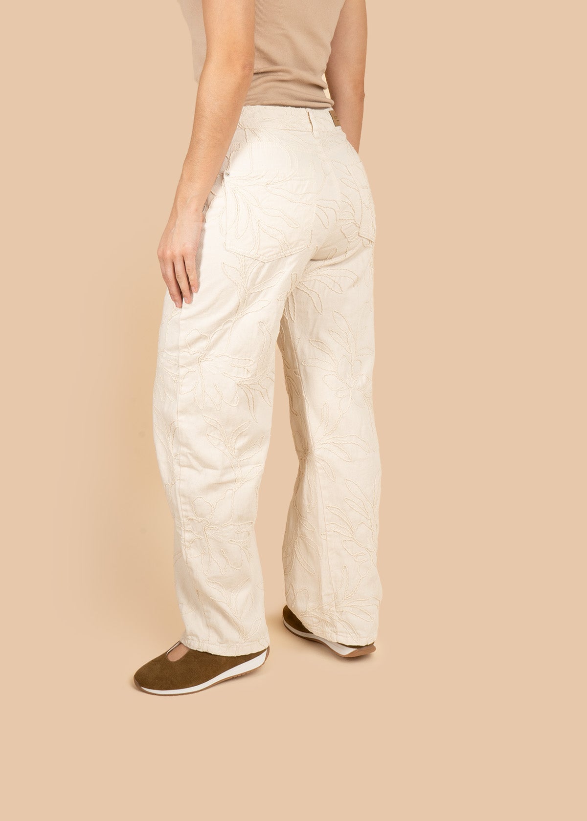 Jean color beige con corte bota recta y bordado floral en relieve 107221