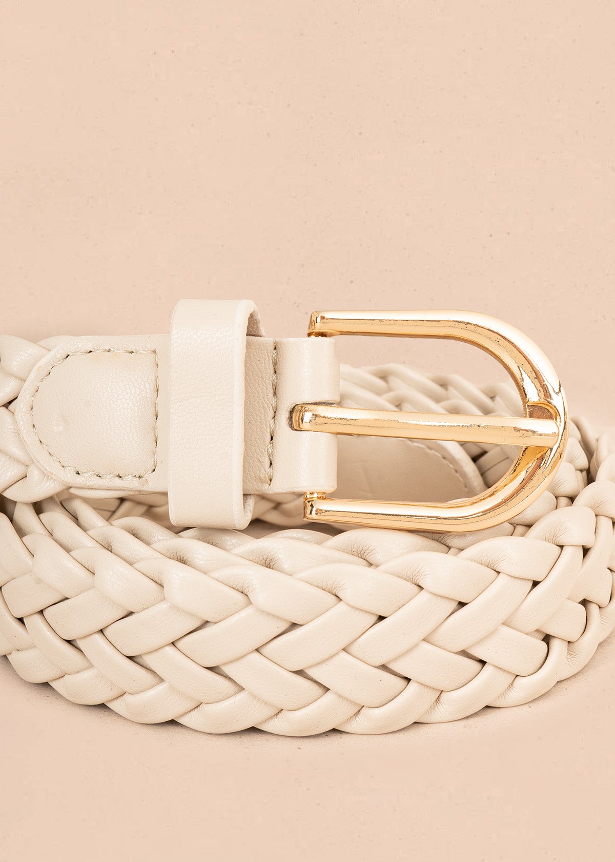 Cinturón tejido trenzado color beige con hebilla semi redonda dorada 107285