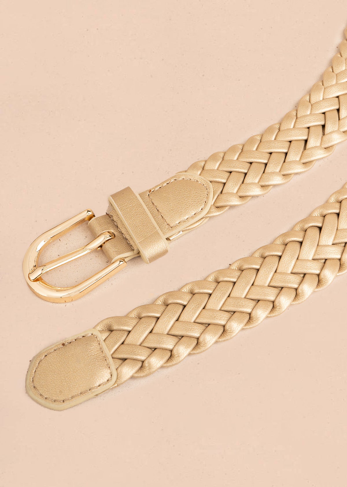 Cinturón tejido trenzado color dorado con hebilla semi redonda dorada 107285