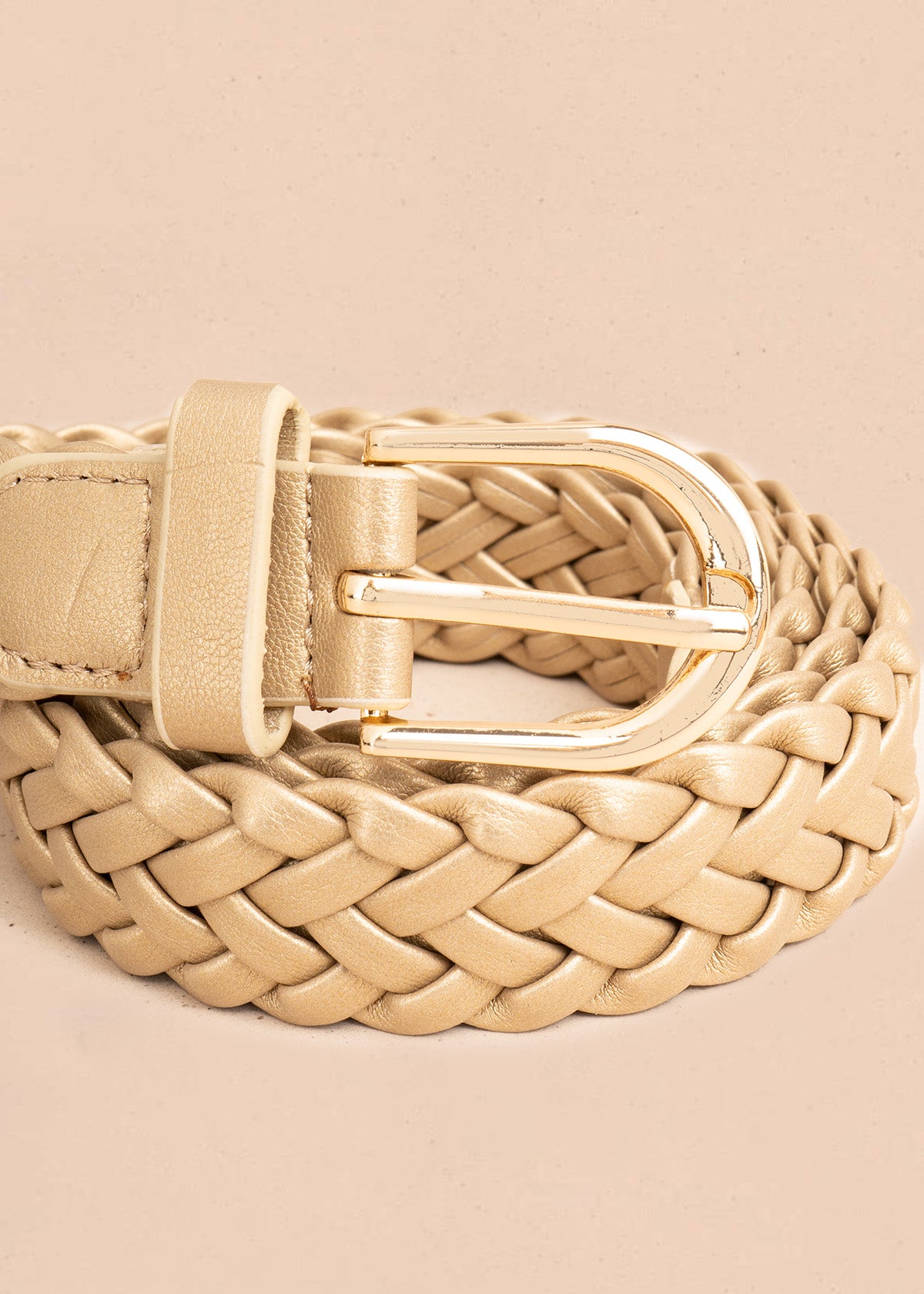Cinturón tejido trenzado color dorado con hebilla semi redonda dorada 107285