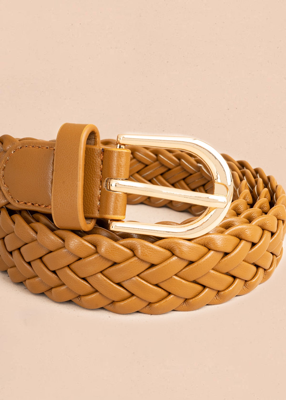 Cinturón tejido trenzado color miel con hebilla semi redonda dorada 107285