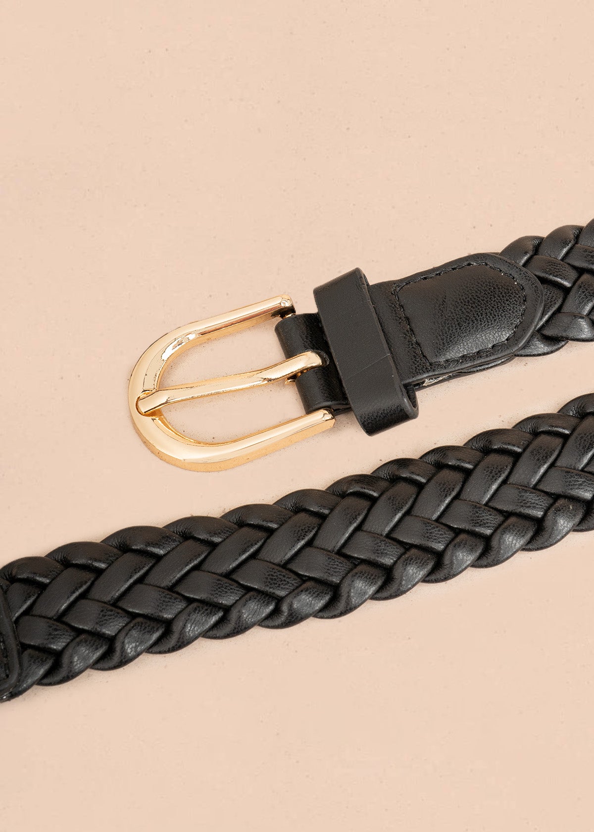 Cinturón tejido trenzado color negro con hebilla semi redonda dorada 107285