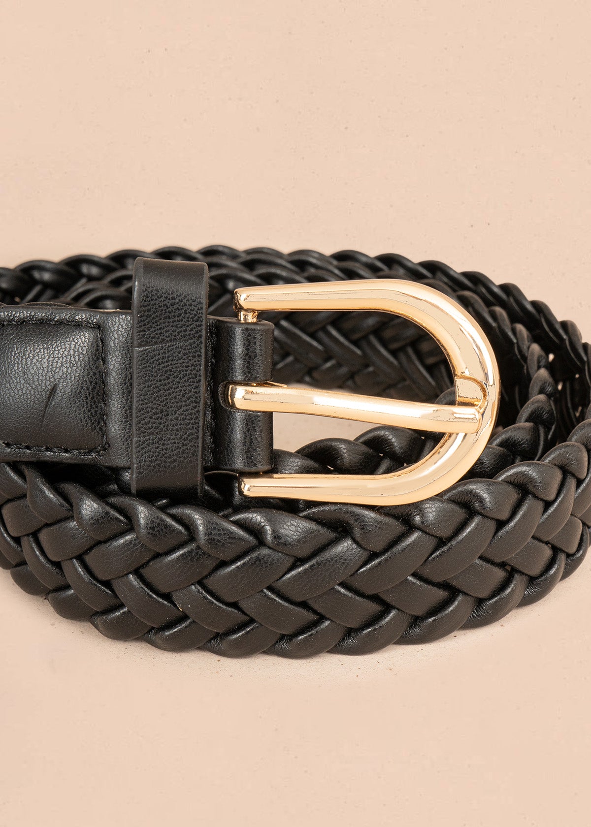 Cinturón tejido trenzado color negro con hebilla semi redonda dorada 107285
