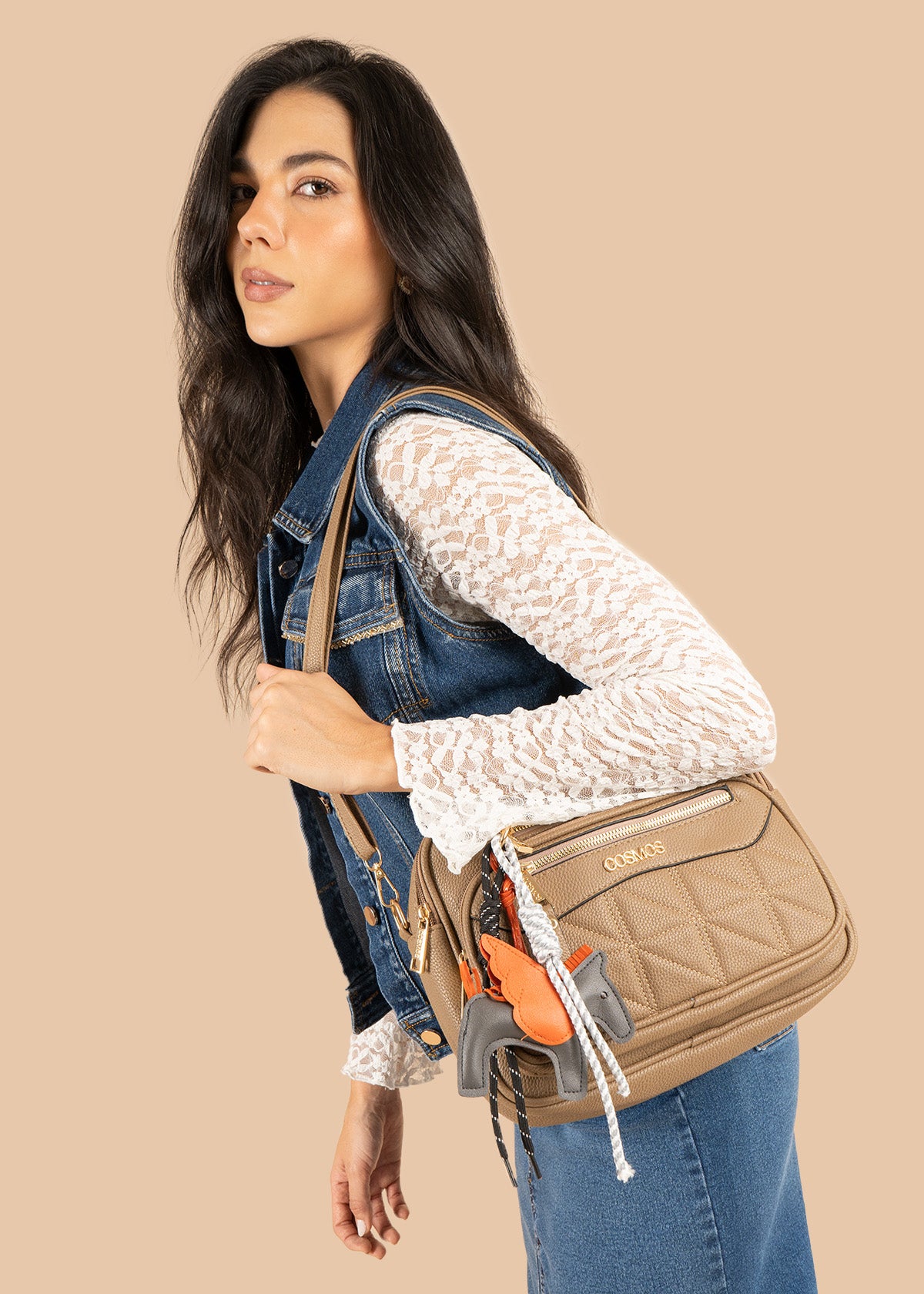 Bolso manos libres color moca con patrón acolchado 106337