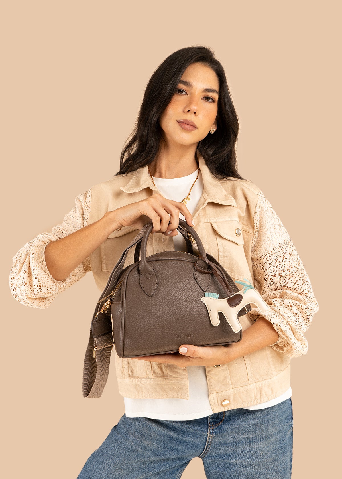 Bolso manos libres color café con llavero 106285