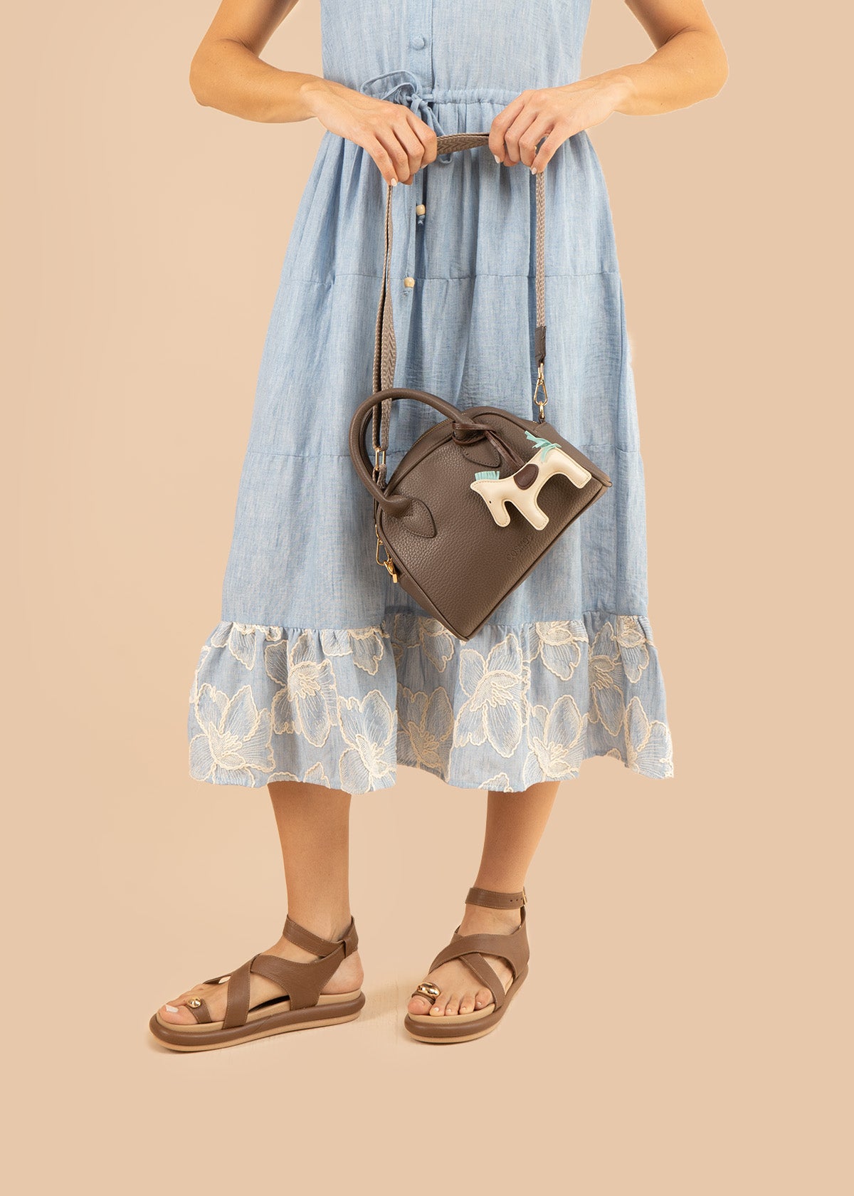 Bolso manos libres color café con llavero 106285