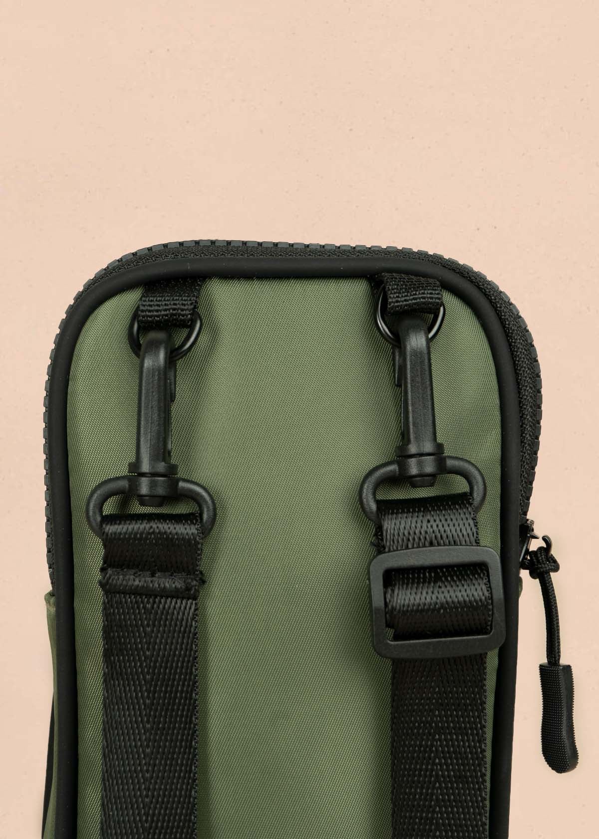 Porta celular color verde marca cosmos 106969