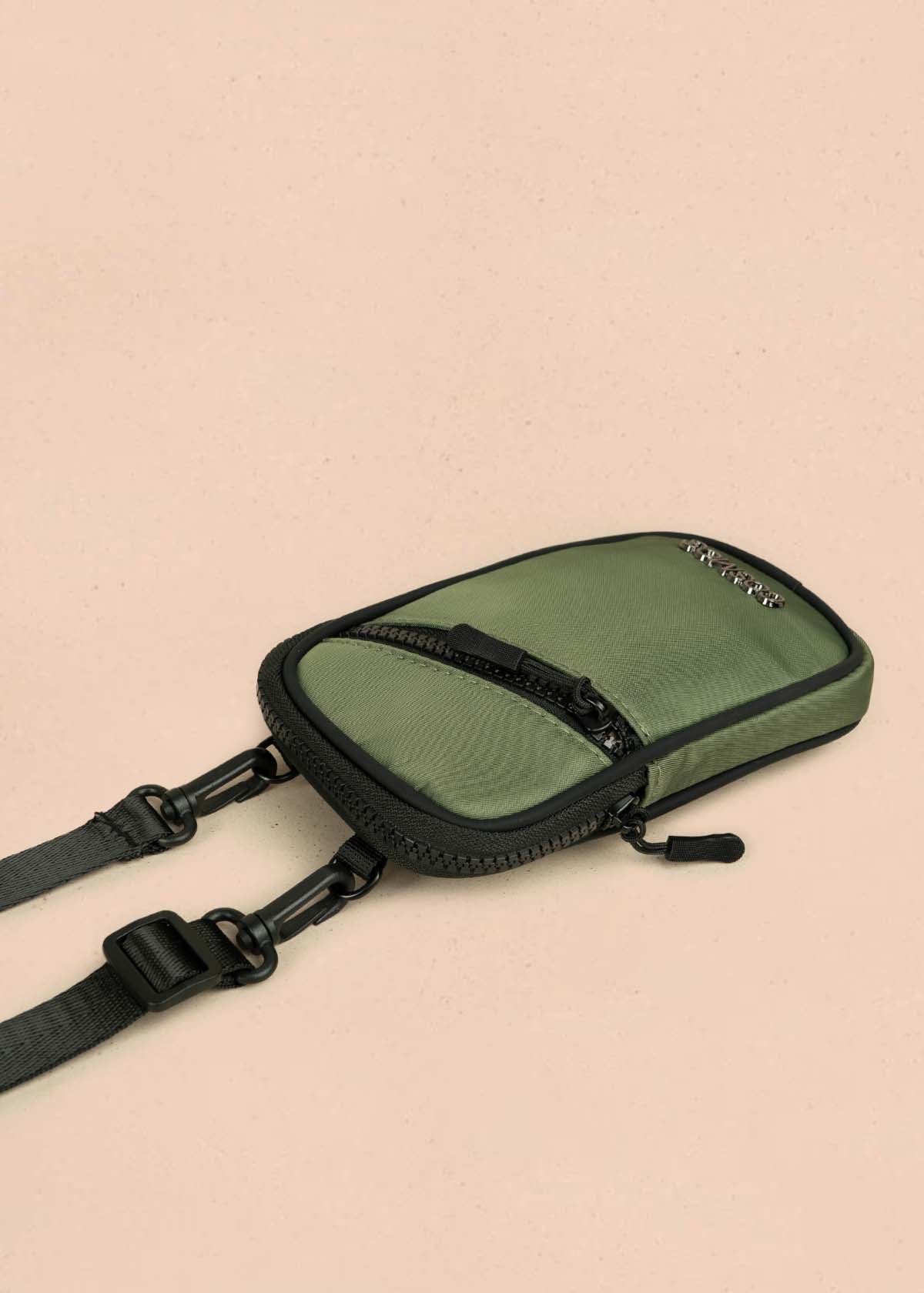 Porta celular color verde marca cosmos 106969