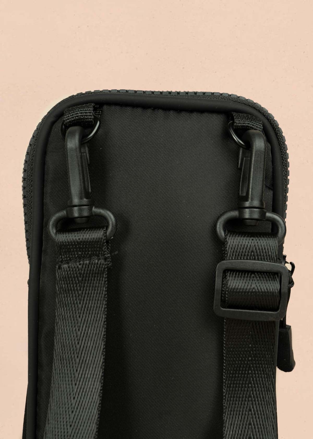 Porta celular color negro marca cosmos 106969