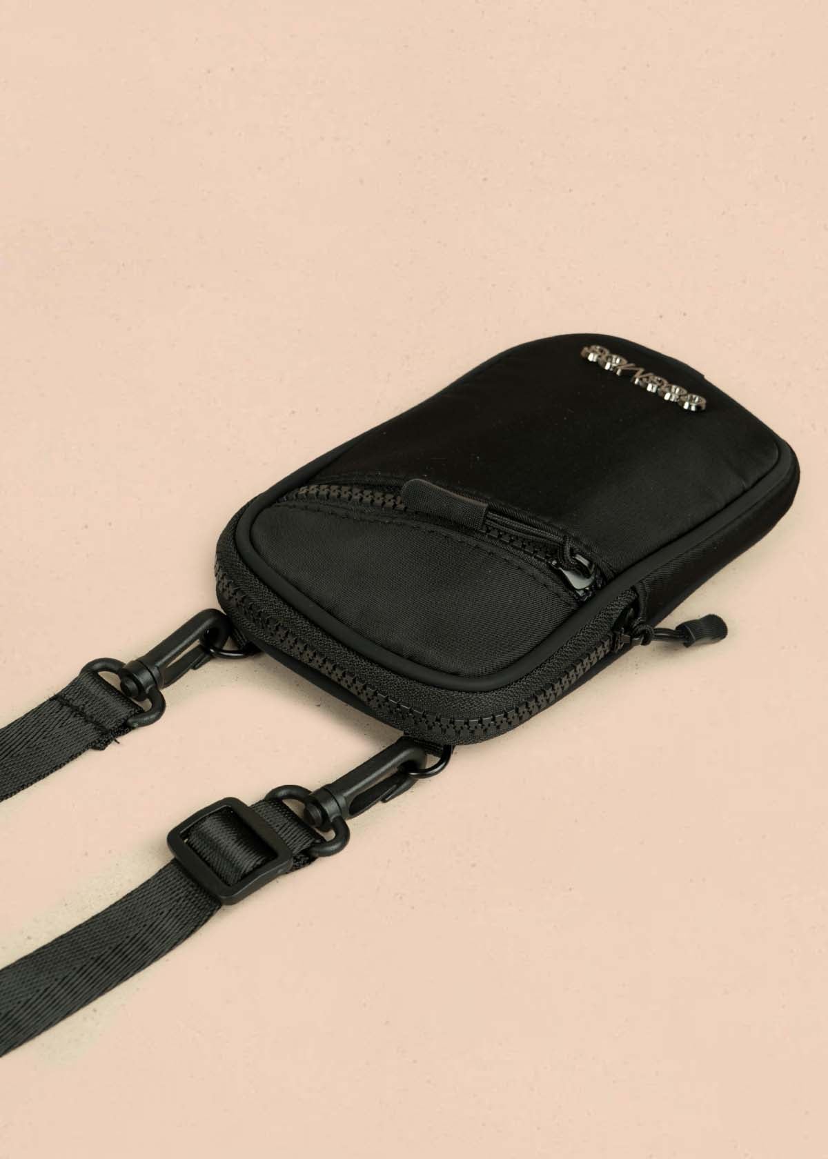 Porta celular color negro marca cosmos 106969